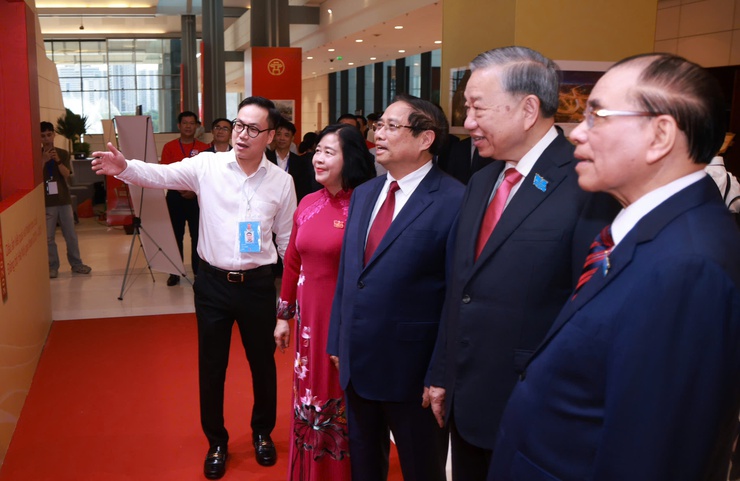 Khai mạc Đại hội đại biểu Đảng bộ thành phố Hà Nội lần thứ XVIII, nhiệm kỳ 2025-2030- Ảnh 4. Khai mạc Đại hội đại biểu Đảng bộ thành phố Hà Nội lần thứ XVIII, nhiệm kỳ 2025-2030- Ảnh 4.