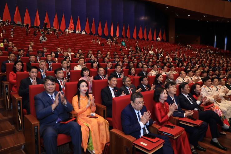 Khai mạc Đại hội đại biểu Đảng bộ thành phố Hà Nội lần thứ XVIII, nhiệm kỳ 2025-2030- Ảnh 6. Khai mạc Đại hội đại biểu Đảng bộ thành phố Hà Nội lần thứ XVIII, nhiệm kỳ 2025-2030- Ảnh 6.
