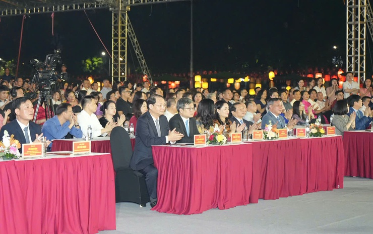 Trao Giải báo chí về phát triển văn hóa và xây dựng người Hà Nội thanh lịch, văn minh lần thứ VIII- Ảnh 1.