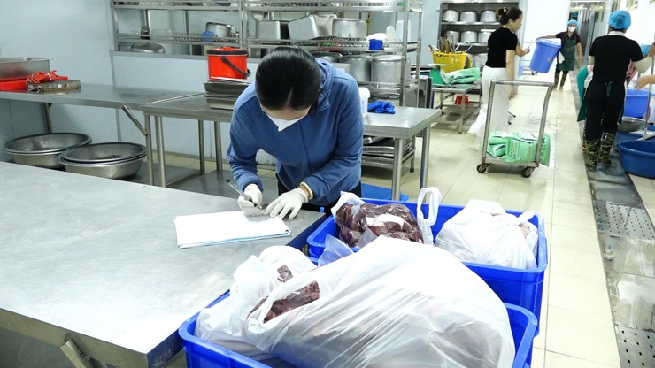 Trường Tiểu học Cự Khê tổ chức lại bữa ăn bán trú, sĩ số học sinh đạt gần 99%- Ảnh 2.