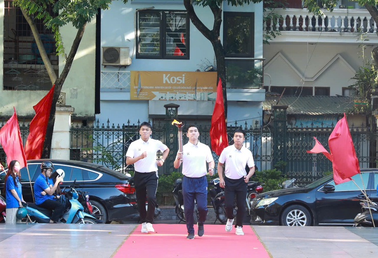 Phường Tương Mai: Tiếp lửa, rước đuốc truyền thống Đại hội Thể dục thể thao phường lần thứ I- Ảnh 3.