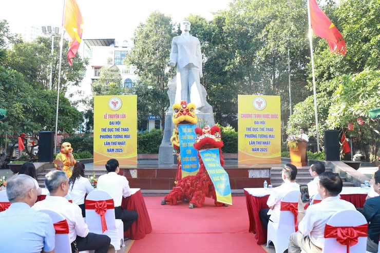 Phường Tương Mai: Tiếp lửa, rước đuốc truyền thống Đại hội Thể dục thể thao phường lần thứ I- Ảnh 1.
