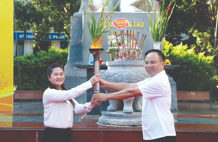 Phường Tương Mai: Tiếp lửa, rước đuốc truyền thống Đại hội Thể dục thể thao phường lần thứ I- Ảnh 4.