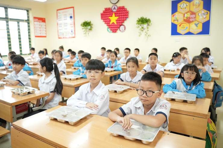 Lãnh đạo Thành phố kiểm tra đột xuất công tác thí điểm tổ chức bữa ăn bán trú cho học sinh- Ảnh 10.