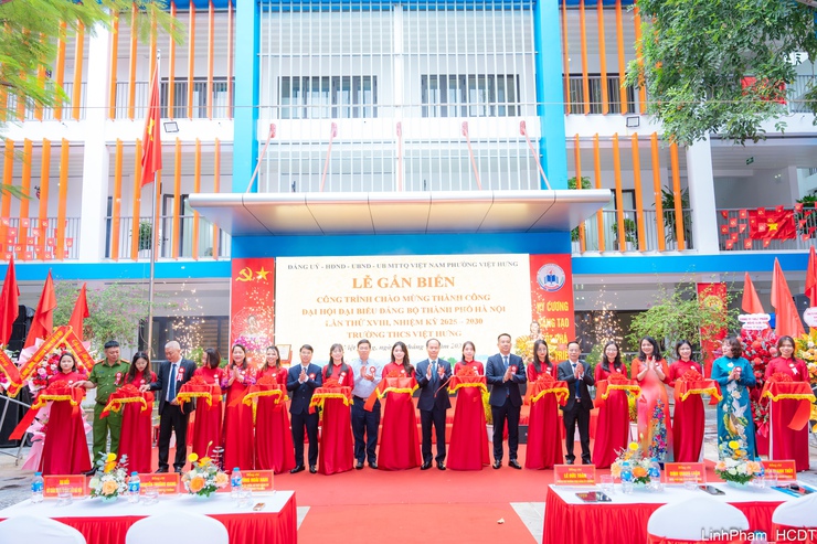 Phường Việt Hưng gắn biển công trình trường học chào mừng thành công Đại hội XVIII Đảng bộ Thành phố- Ảnh 8.