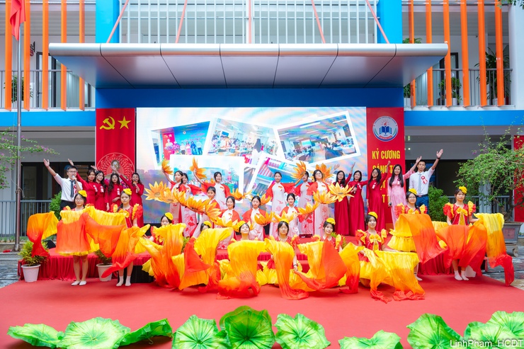 Phường Việt Hưng gắn biển công trình trường học chào mừng thành công Đại hội XVIII Đảng bộ Thành phố- Ảnh 1.