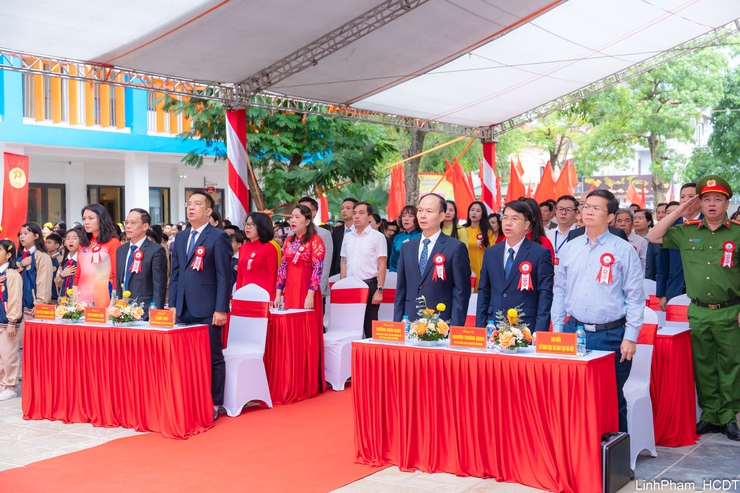 Phường Việt Hưng gắn biển công trình trường học chào mừng thành công Đại hội XVIII Đảng bộ Thành phố- Ảnh 2.