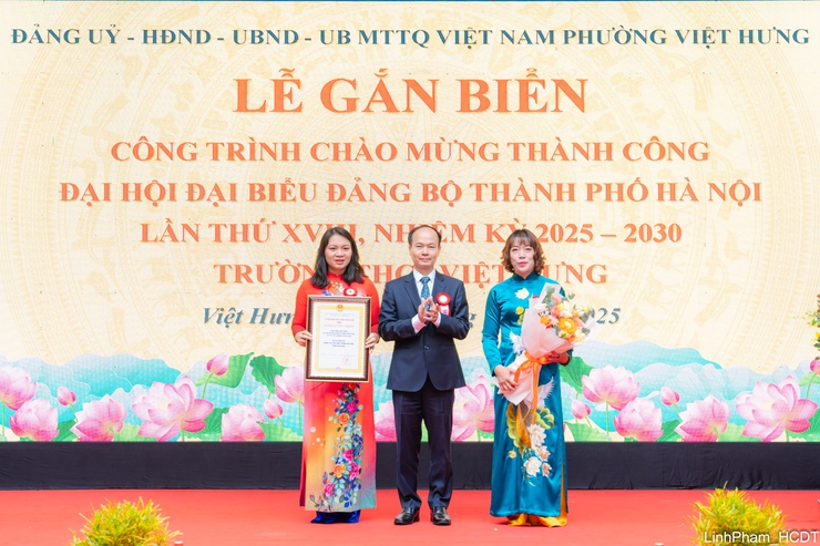 Phường Việt Hưng gắn biển công trình trường học chào mừng thành công Đại hội XVIII Đảng bộ Thành phố- Ảnh 4.