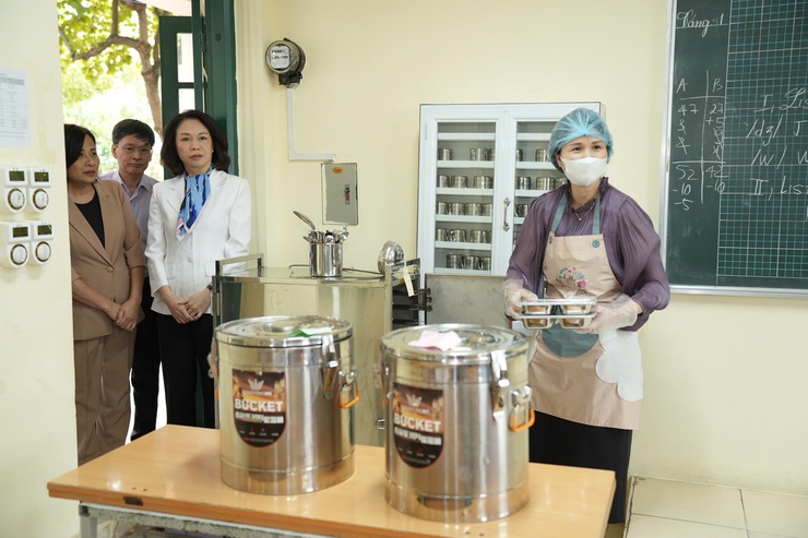 Lãnh đạo Thành phố kiểm tra đột xuất công tác thí điểm tổ chức bữa ăn bán trú cho học sinh- Ảnh 8.
