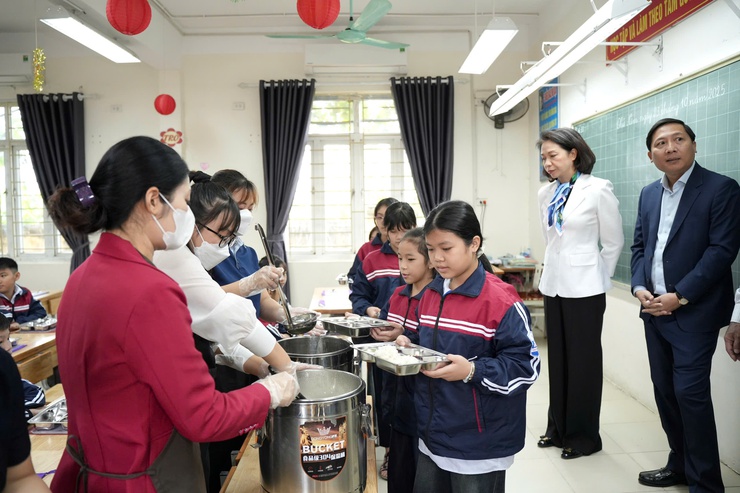 Lãnh đạo Thành phố kiểm tra đột xuất công tác thí điểm tổ chức bữa ăn bán trú cho học sinh- Ảnh 6.