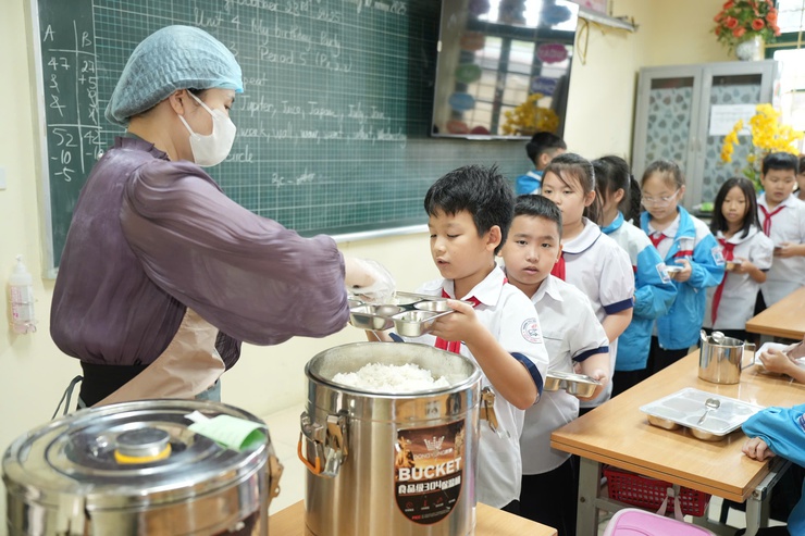 Lãnh đạo Thành phố kiểm tra đột xuất công tác thí điểm tổ chức bữa ăn bán trú cho học sinh- Ảnh 9.