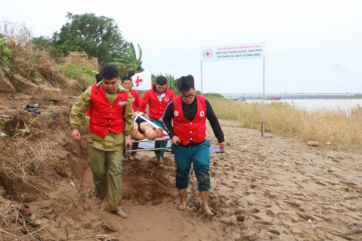 Hội Chữ thập đỏ thành phố Hà Nội diễn tập phòng ngừa ứng phó thiên tai, bão lũ năm 2025- Ảnh 6.