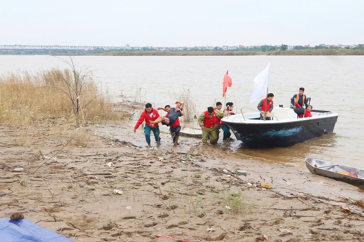 Hội Chữ thập đỏ thành phố Hà Nội diễn tập phòng ngừa ứng phó thiên tai, bão lũ năm 2025- Ảnh 4.