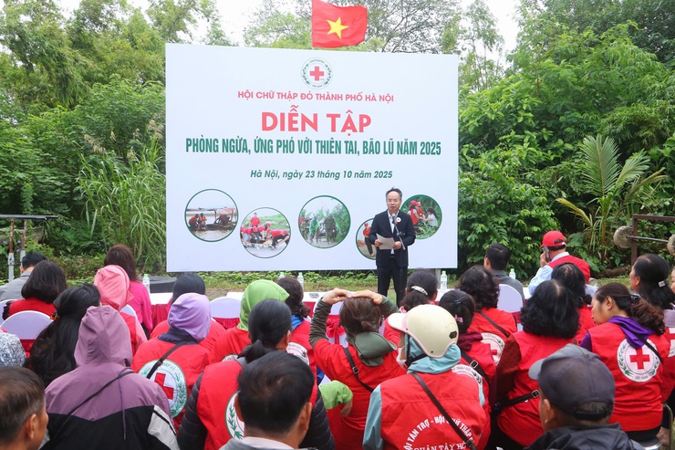 Hội Chữ thập đỏ thành phố Hà Nội diễn tập phòng ngừa ứng phó thiên tai, bão lũ năm 2025- Ảnh 1.