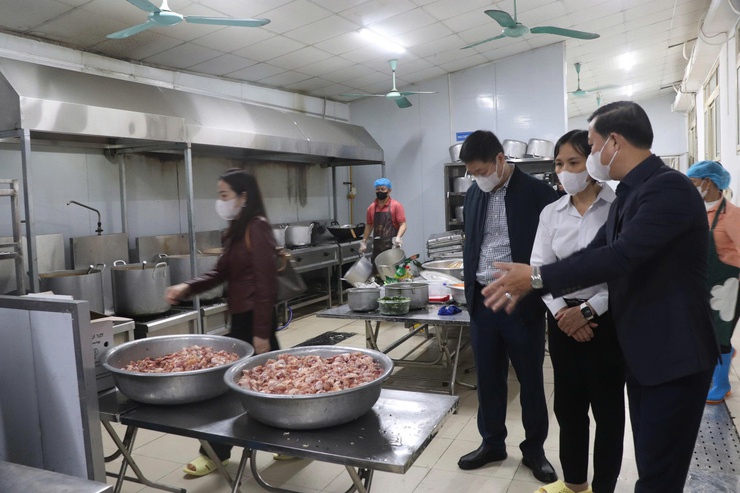 Kiểm tra đột xuất công tác tổ chức bữa ăn bán trú cho học sinh tại hai trường học- Ảnh 2.
