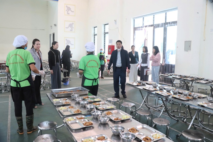 Kiểm tra đột xuất công tác tổ chức bữa ăn bán trú cho học sinh tại hai trường học- Ảnh 3.