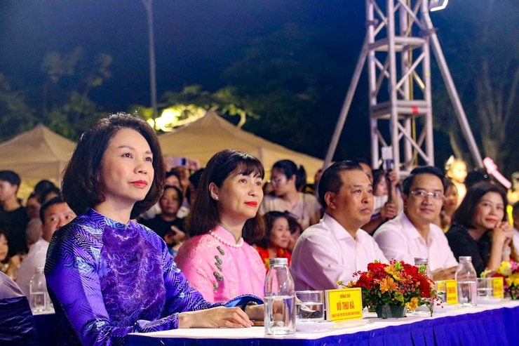 Phó Chủ tịch UBND Thành phố Vũ Thu Hà chung vui Đêm hội Trăng rằm Trung thu Phố cổ cùng thiếu nhi phường Hoàn Kiếm- Ảnh 1.