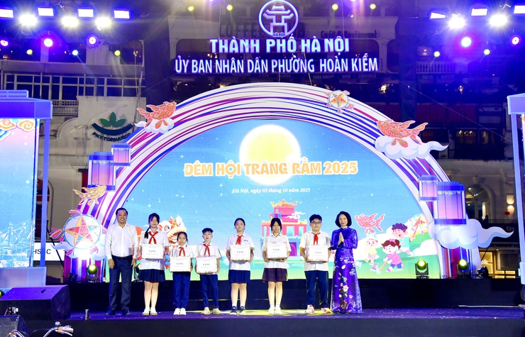 Phó Chủ tịch UBND Thành phố Vũ Thu Hà chung vui Đêm hội Trăng rằm Trung thu Phố cổ cùng thiếu nhi phường Hoàn Kiếm- Ảnh 2.