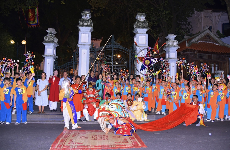 Phó Chủ tịch UBND Thành phố Vũ Thu Hà chung vui Đêm hội Trăng rằm Trung thu Phố cổ cùng thiếu nhi phường Hoàn Kiếm- Ảnh 10.