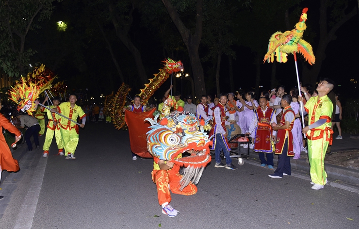 Phó Chủ tịch UBND Thành phố Vũ Thu Hà chung vui Đêm hội Trăng rằm Trung thu Phố cổ cùng thiếu nhi phường Hoàn Kiếm- Ảnh 9.