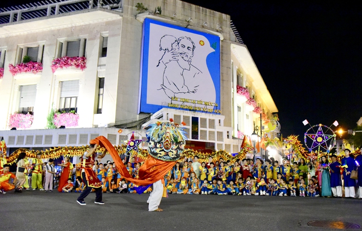 Phó Chủ tịch UBND Thành phố Vũ Thu Hà chung vui Đêm hội Trăng rằm Trung thu Phố cổ cùng thiếu nhi phường Hoàn Kiếm- Ảnh 11.