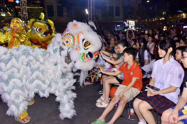 Phó Chủ tịch UBND Thành phố Vũ Thu Hà chung vui Đêm hội Trăng rằm Trung thu Phố cổ cùng thiếu nhi phường Hoàn Kiếm- Ảnh 8.