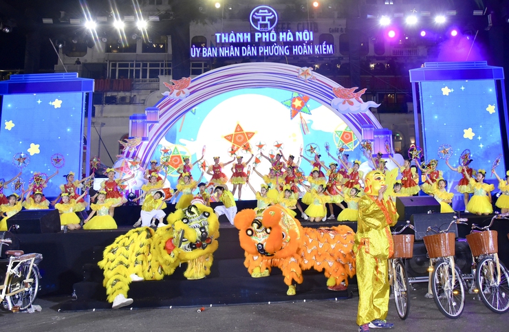 Phó Chủ tịch UBND Thành phố Vũ Thu Hà chung vui Đêm hội Trăng rằm Trung thu Phố cổ cùng thiếu nhi phường Hoàn Kiếm- Ảnh 7.