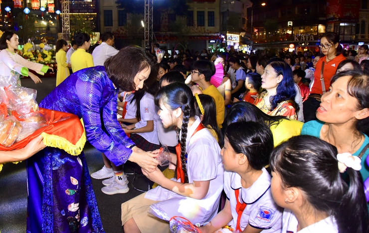 Phó Chủ tịch UBND Thành phố Vũ Thu Hà chung vui Đêm hội Trăng rằm Trung thu Phố cổ cùng thiếu nhi phường Hoàn Kiếm- Ảnh 3.