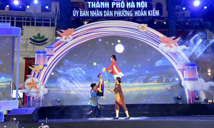 Phó Chủ tịch UBND Thành phố Vũ Thu Hà chung vui Đêm hội Trăng rằm Trung thu Phố cổ cùng thiếu nhi phường Hoàn Kiếm- Ảnh 6.