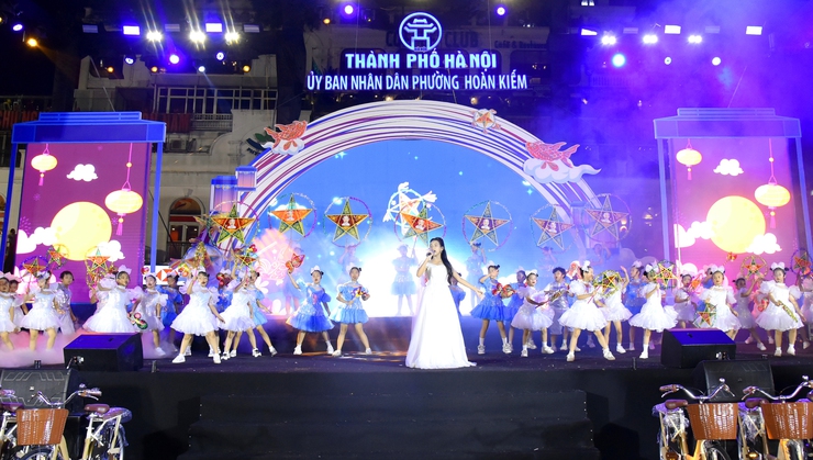 Phó Chủ tịch UBND Thành phố Vũ Thu Hà chung vui Đêm hội Trăng rằm Trung thu Phố cổ cùng thiếu nhi phường Hoàn Kiếm- Ảnh 5.