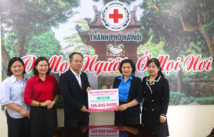 Hội Chữ thập đỏ thành phố Hà Nội tiếp nhận hơn 135 triệu đồng ủng hộ người dân vùng ngập lụt- Ảnh 1.