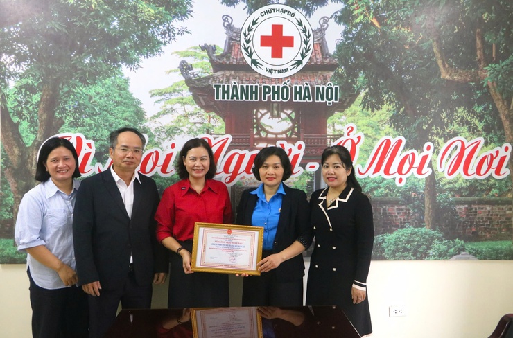 Hội Chữ thập đỏ thành phố Hà Nội tiếp nhận hơn 135 triệu đồng ủng hộ người dân vùng ngập lụt- Ảnh 2.