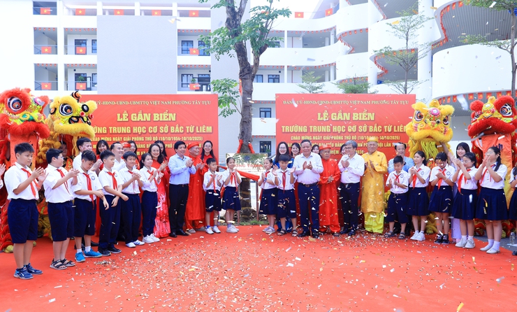 Phường Tây Tựu gắn biển công trình chào mừng Ngày Giải phóng Thủ đô- Ảnh 4.