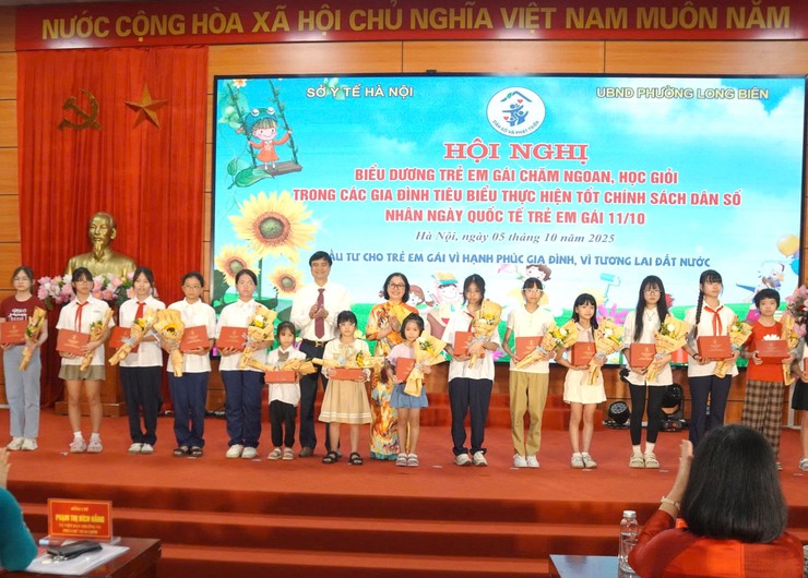Phường Long Biên biểu dương trẻ em gái chăm ngoan học giỏi nhân Ngày Quốc tế Trẻ em gái 11/10- Ảnh 3.