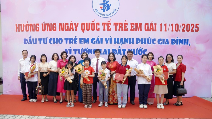 Phường Long Biên biểu dương trẻ em gái chăm ngoan học giỏi nhân Ngày Quốc tế Trẻ em gái 11/10- Ảnh 1.