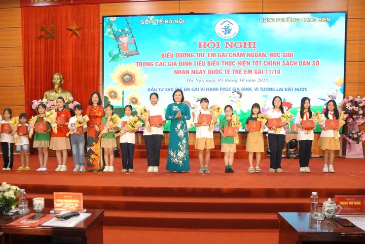 Phường Long Biên biểu dương trẻ em gái chăm ngoan học giỏi nhân Ngày Quốc tế Trẻ em gái 11/10- Ảnh 5.