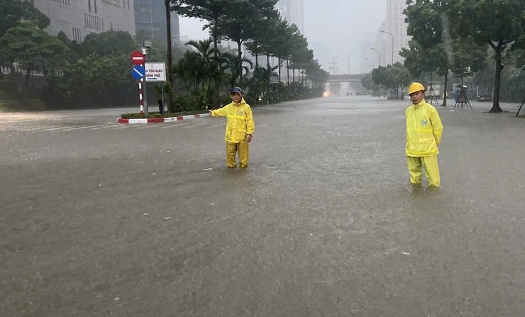 Hà Nội: Chủ động ứng phó, khẩn trương khắc phục sự cố do hoàn lưu bão số 11- Ảnh 2.
