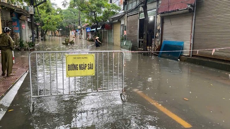 Hà Nội: Chủ động ứng phó, khẩn trương khắc phục sự cố do hoàn lưu bão số 11- Ảnh 1.