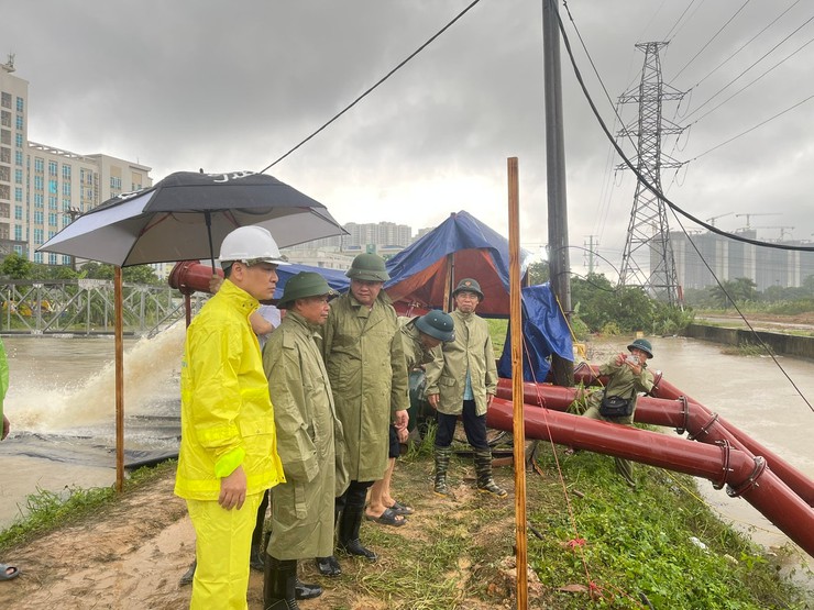 Phó Chủ tịch UBND Thành phố Nguyễn Mạnh Quyền chỉ đạo khắc phục tình trạng ngập úng- Ảnh 1.
