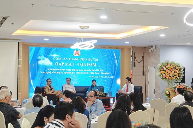 Công an Hà Nội đối thoại văn nghệ sĩ tiêu biểu để cùng bảo vệ An ninh văn hóa trên không gian mạng- Ảnh 2.