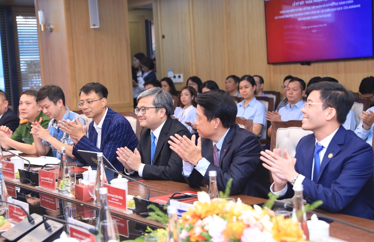 Triển khai điểm tư vấn, hỗ trợ, tiếp nhận hồ sơ thủ tục hành chính tại các điểm giao dịch của Agribank- Ảnh 2.