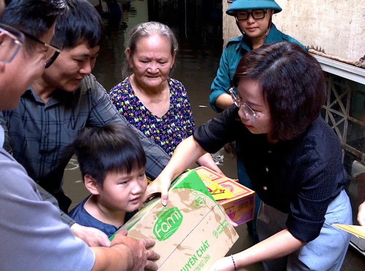 Lãnh đạo Ủy ban MTTQ Việt Nam Thành phố trao quà động viên các hộ dân bị ảnh hưởng mưa bão- Ảnh 3.