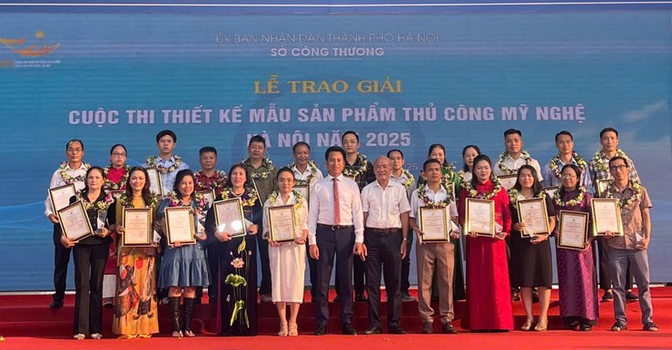 Trao giải cuộc thi thiết kế mẫu sản phẩm thủ công mỹ nghệ Hà Nội 2025- Ảnh 4.