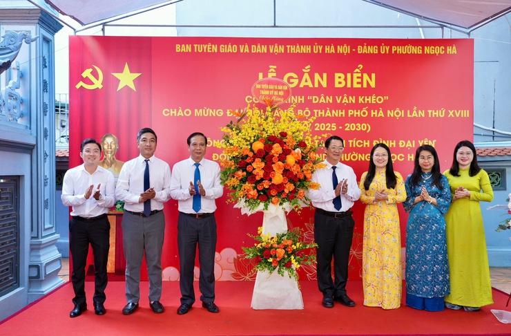 Phường Ngọc Hà gắn biển công trình “Dân vận khéo” chào mừng Đại hội XVIII Đảng bộ Thành phố- Ảnh 1.
