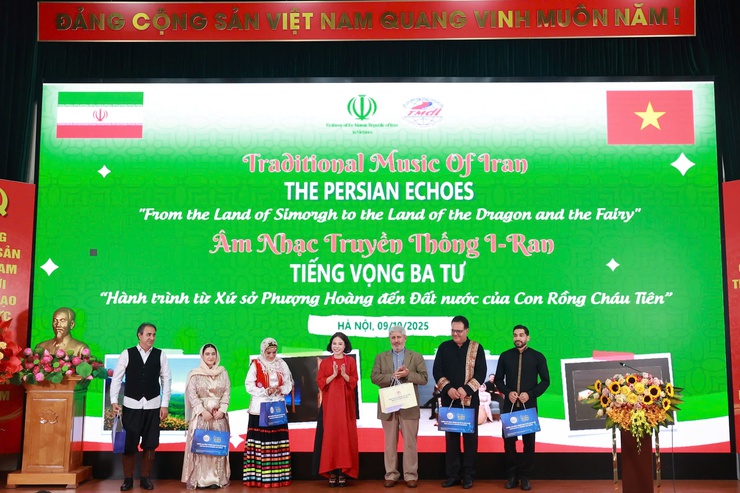 “Hành trình từ xứ sở Phượng Hoàng đến đất nước con Rồng cháu Tiên”- Ảnh 1.