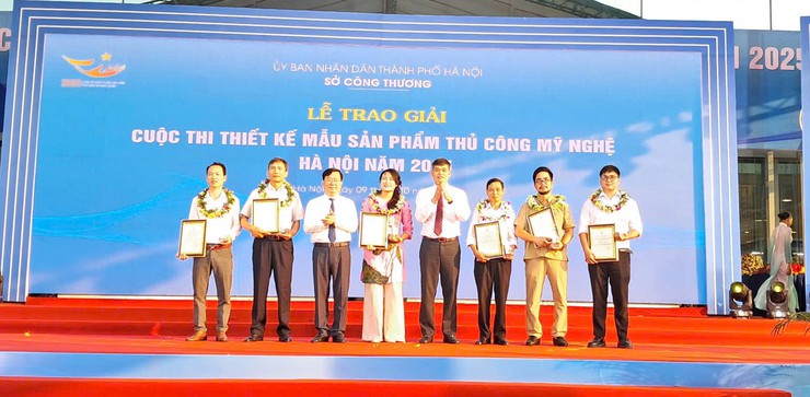 Trao giải cuộc thi thiết kế mẫu sản phẩm thủ công mỹ nghệ Hà Nội 2025- Ảnh 2.