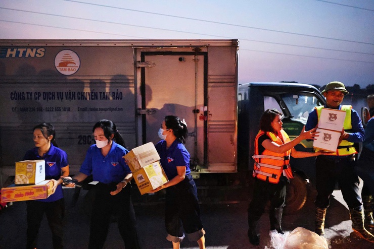 Thành đoàn Hà Nội thăm, tặng quà Nhân dân vùng ngập lụt- Ảnh 1.