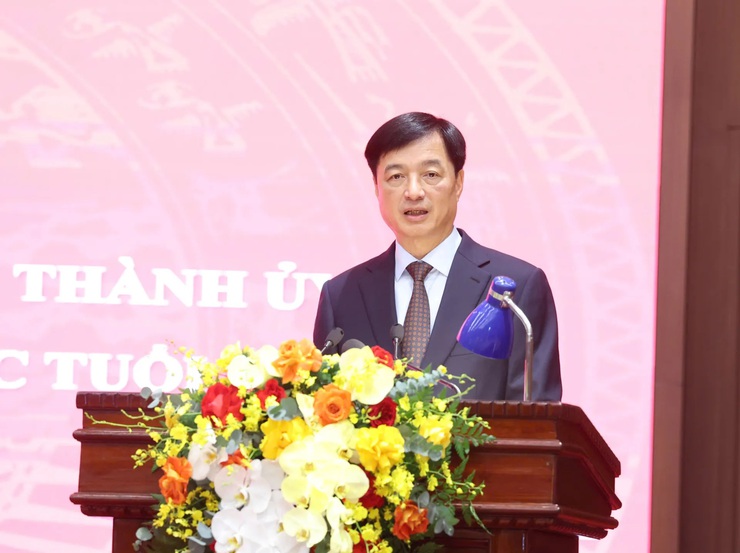 Trao quyết định nghỉ công tác cho hai Ủy viên Ban Thường vụ Thành ủy Hà Nội- Ảnh 2.