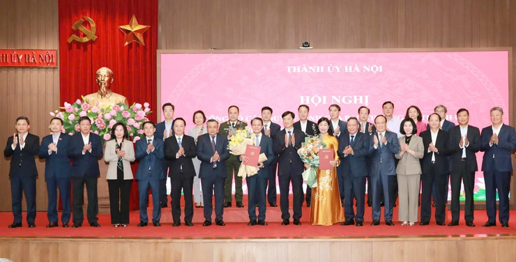 Trao quyết định nghỉ công tác cho hai Ủy viên Ban Thường vụ Thành ủy Hà Nội- Ảnh 3.