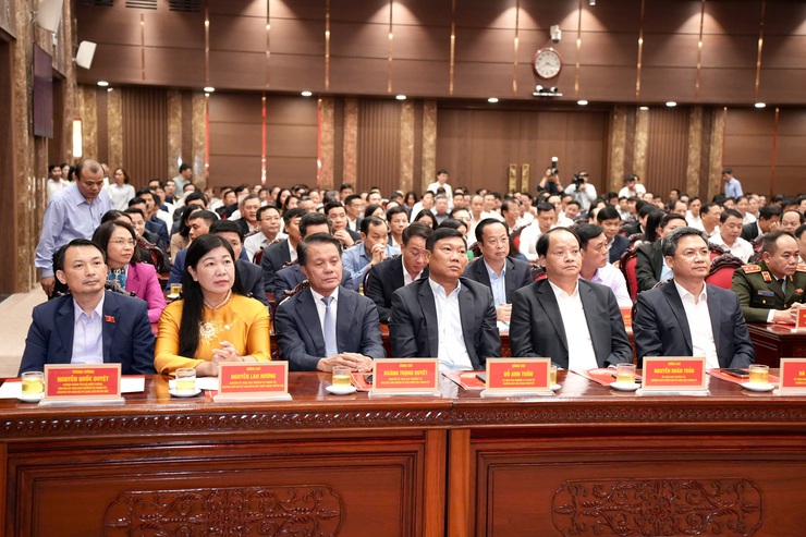 Trao quyết định nghỉ công tác cho hai Ủy viên Ban Thường vụ Thành ủy Hà Nội- Ảnh 1.